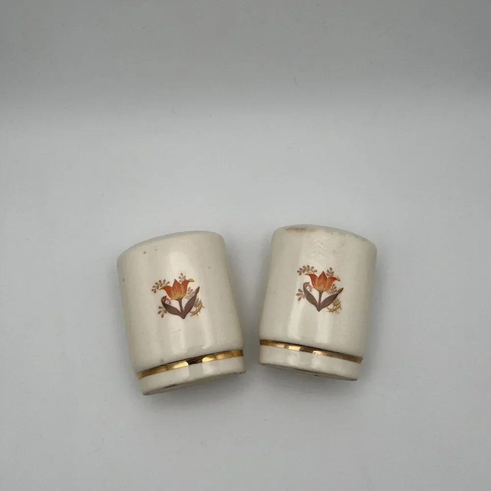 Vintage Harker Bakerite 22k Gold Salt & Pepper Shakers Tulip 3.5